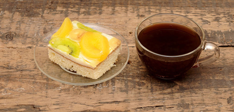 桌上咖啡杯和杏仁餅的杯合