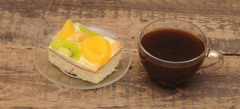 桌上咖啡杯和杏仁餅的杯合
