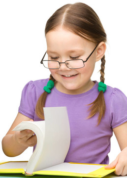 可愛活潑的小女孩帶書