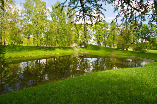 公園里的湖和草地