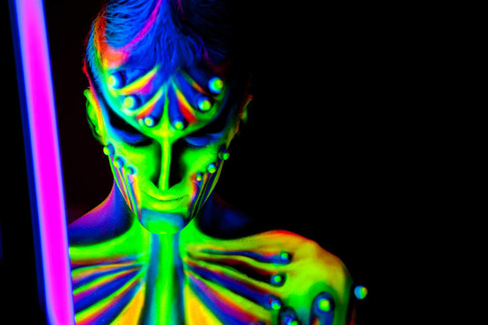 男子用熒光bodyart。黑色的背景。工作室拍攝