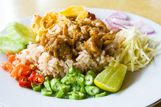 泰式菜肴；醬蝦混合米飯
