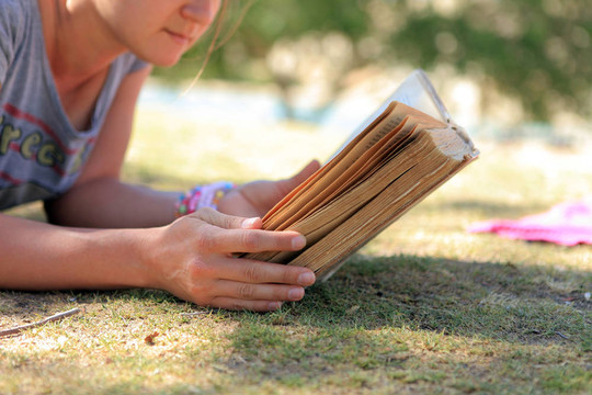 女孩讀書