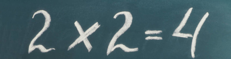 黑板上白色的2 * 2 = 4寫上。