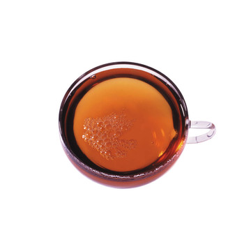白色背景玻璃杯中的茶