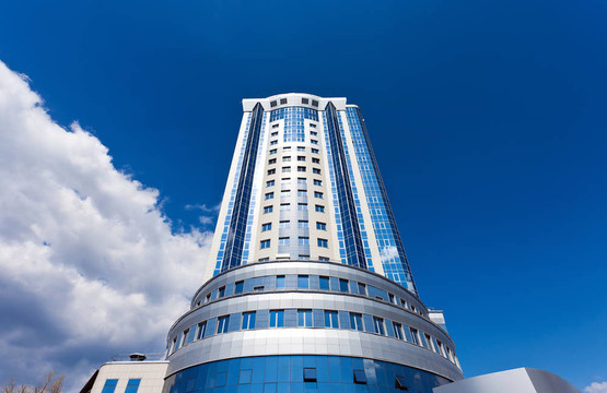 现代摩天大楼在Samara蓝天背景；俄罗斯