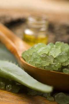 Aloe vera與浴鹽和按摩油