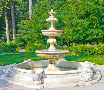 在kuzminki公園古泉；莫斯科