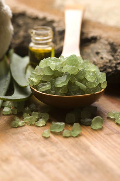 Aloe vera與浴鹽和按摩油