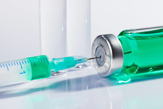 Ampoule和注射器宏觀白靜物