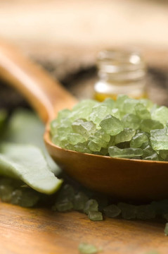 Aloe vera與浴鹽和按摩油