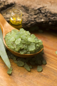 Aloe vera與浴鹽和按摩油