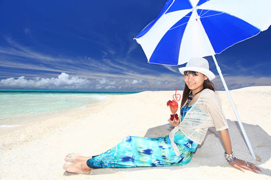 沙滩伞；冲绳；女子