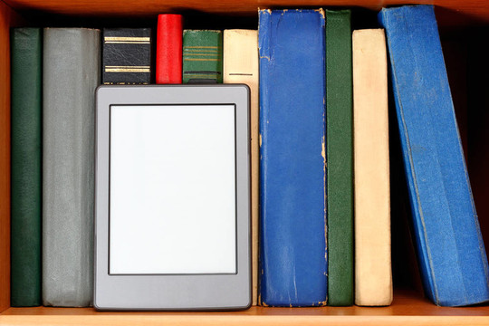 書架上的電子書和舊書