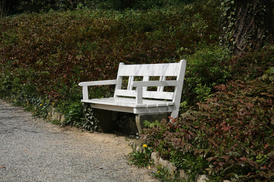 公園里的白色長椅