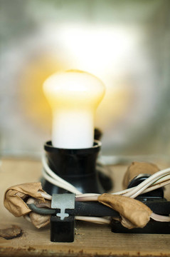 舊電氣元件；電纜和燈