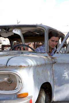 女孩在白天在轉(zhuǎn)儲(chǔ)車