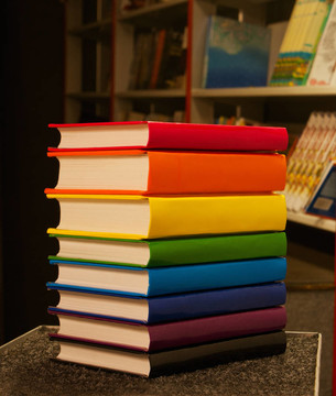 堆在書店里的五顏六色的書