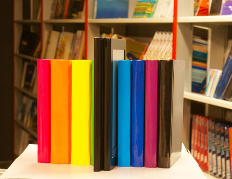 排彩書和電子圖書閱讀器在書店