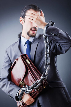 被捕商人在拍攝工作室