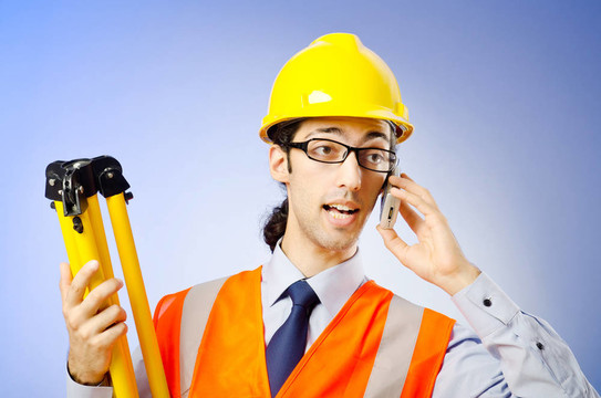 帶帽的年輕建筑工人