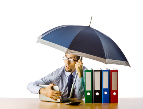 商人手里拿著雨傘在辦公室