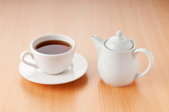 木桌上的茶
