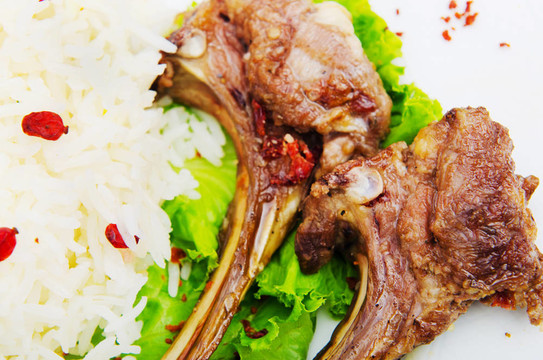 羊肉排骨飯?jiān)诒P子里