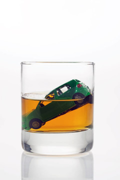 汽車鑰匙和酒精玻璃