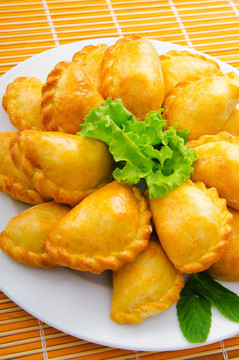 板充滿美味的肉餅