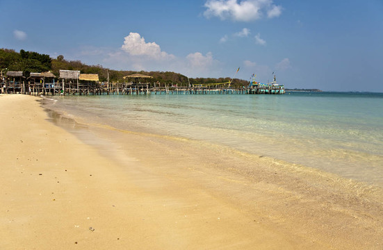 美麗的海灘與木制碼頭灣