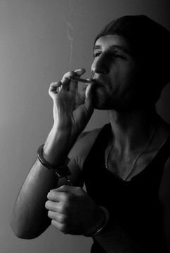 用香煙在手銬的壞男人