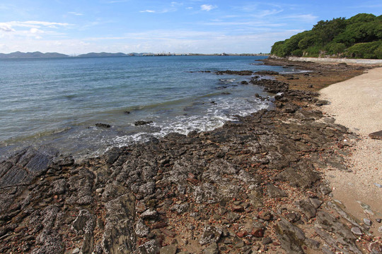 芭堤雅州的巖石海岸海灘
