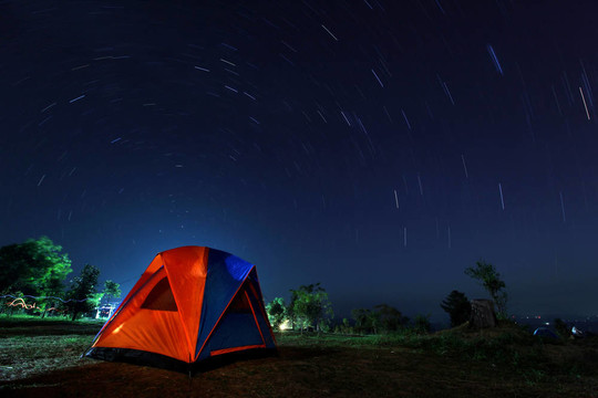 與營地夜間螺旋星跡