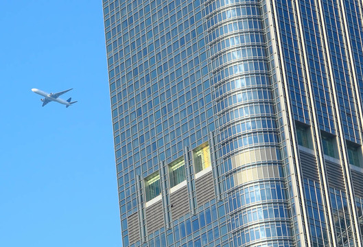 飛機(jī)飛越現(xiàn)代化建筑