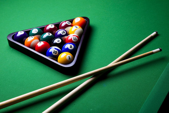 臺(tái)球；臺(tái)球桌上的球桿