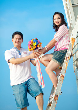 情侶們?cè)诤┥媳е利惖幕ㄊ? style=