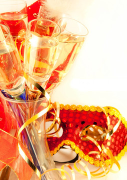 圣誕卡。香檳酒杯和新年面具；狂歡節(jié)
