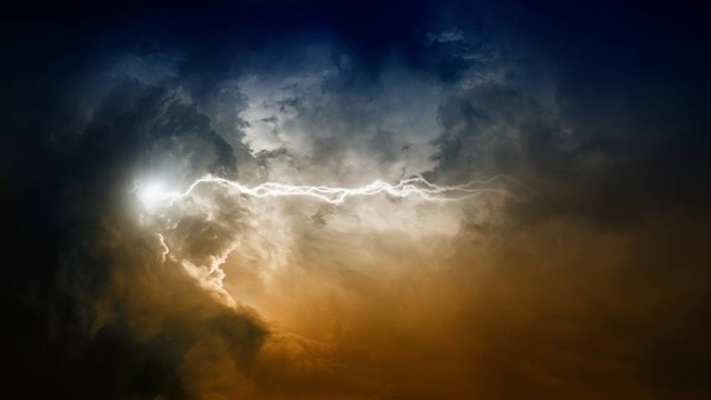 黑暗天空中的閃電