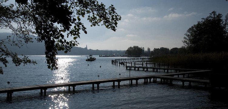 背光的阿訥西湖上