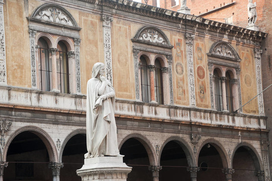 維羅納（威內(nèi)托大區(qū)；意大利）；Piazza dei Signori；歷史廣場(chǎng)的阿利蓋利·但丁雕像（1