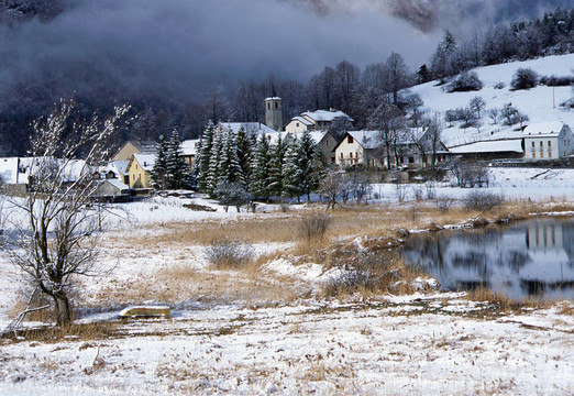 雪山山村