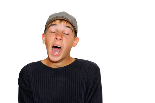 打哈欠的男孩
