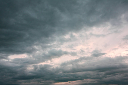 美麗的.暴風(fēng)雨的天空