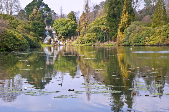 施普靈河可愛(ài)的自然景觀公園，有湖泊和瀑布