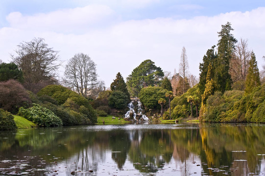 施普靈河可愛的自然景觀公園，有湖泊和瀑布