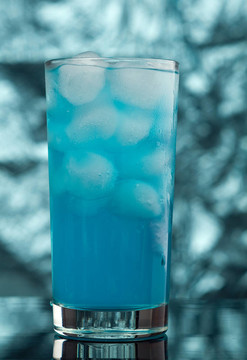 藍冷的雞尾酒