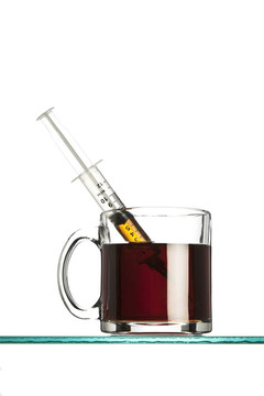 一杯咖啡中的注射器