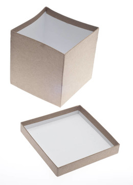 打開牛皮紙回收禮品盒