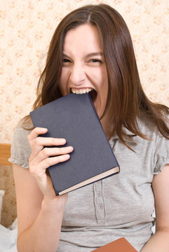 年輕漂亮的女人與書